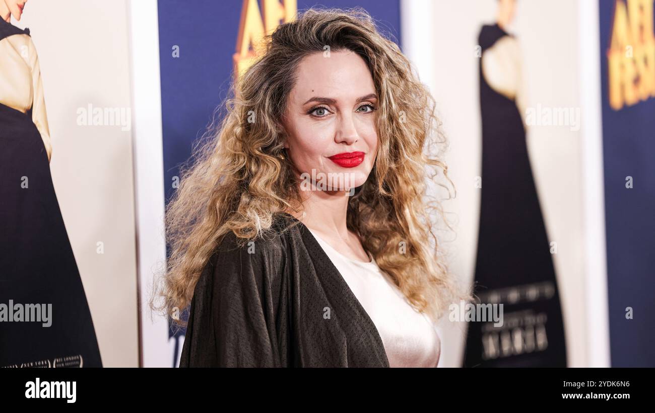 Hollywood, Stati Uniti. 26 ottobre 2024. HOLLYWOOD, LOS ANGELES, CALIFORNIA, USA - OTTOBRE 26: Angelina Jolie arriva all'AFI Fest 2024 - proiezione in anteprima di "Maria" di Netflix tenutasi al TCL Chinese Theatre IMAX il 26 ottobre 2024 a Hollywood, Los Angeles, California, Stati Uniti. (Foto di Xavier Collin/Image Press Agency) credito: Image Press Agency/Alamy Live News Foto Stock