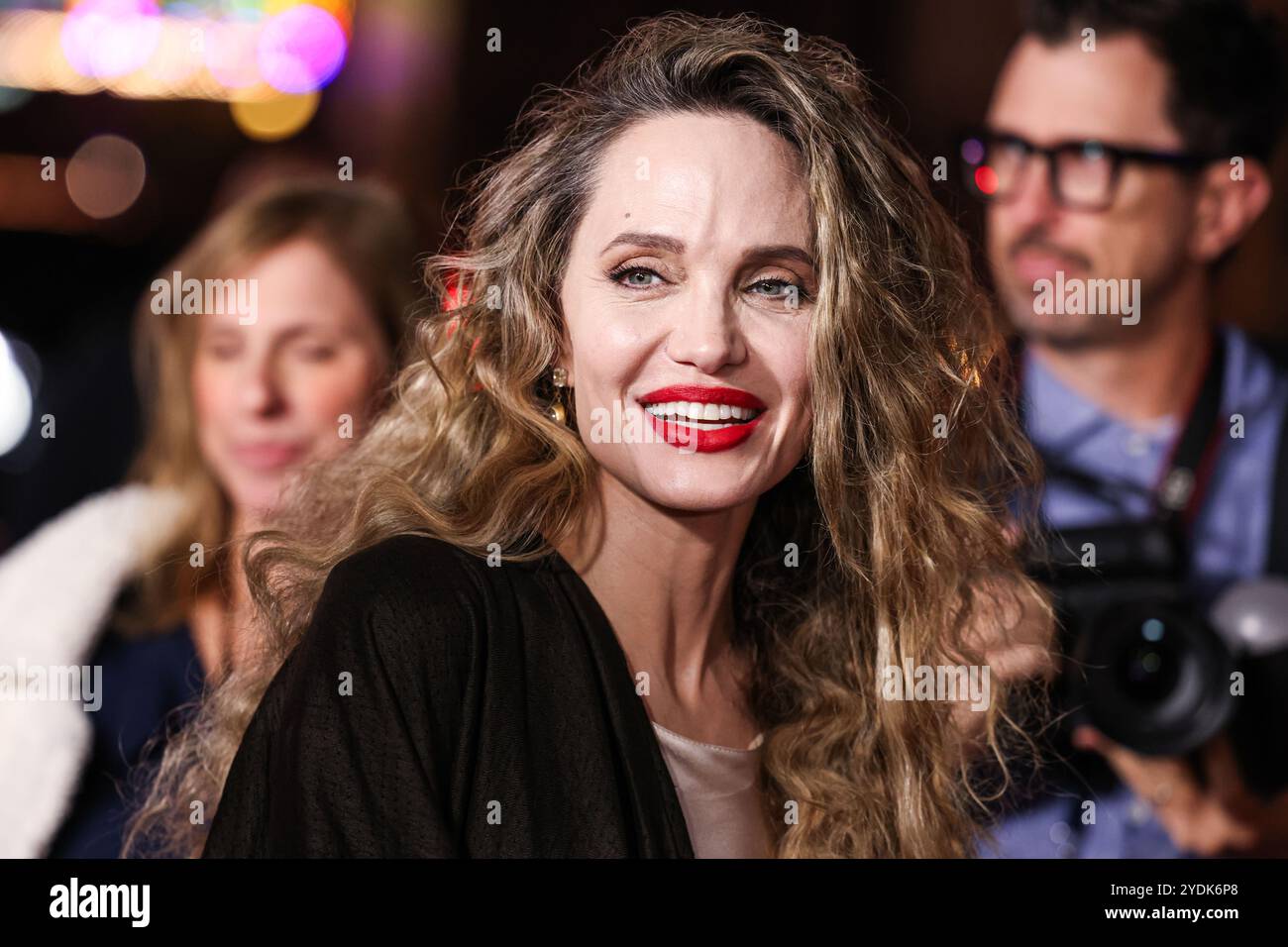 Hollywood, Stati Uniti. 26 ottobre 2024. HOLLYWOOD, LOS ANGELES, CALIFORNIA, USA - OTTOBRE 26: Angelina Jolie arriva all'AFI Fest 2024 - proiezione in anteprima di "Maria" di Netflix tenutasi al TCL Chinese Theatre IMAX il 26 ottobre 2024 a Hollywood, Los Angeles, California, Stati Uniti. (Foto di Xavier Collin/Image Press Agency) credito: Image Press Agency/Alamy Live News Foto Stock