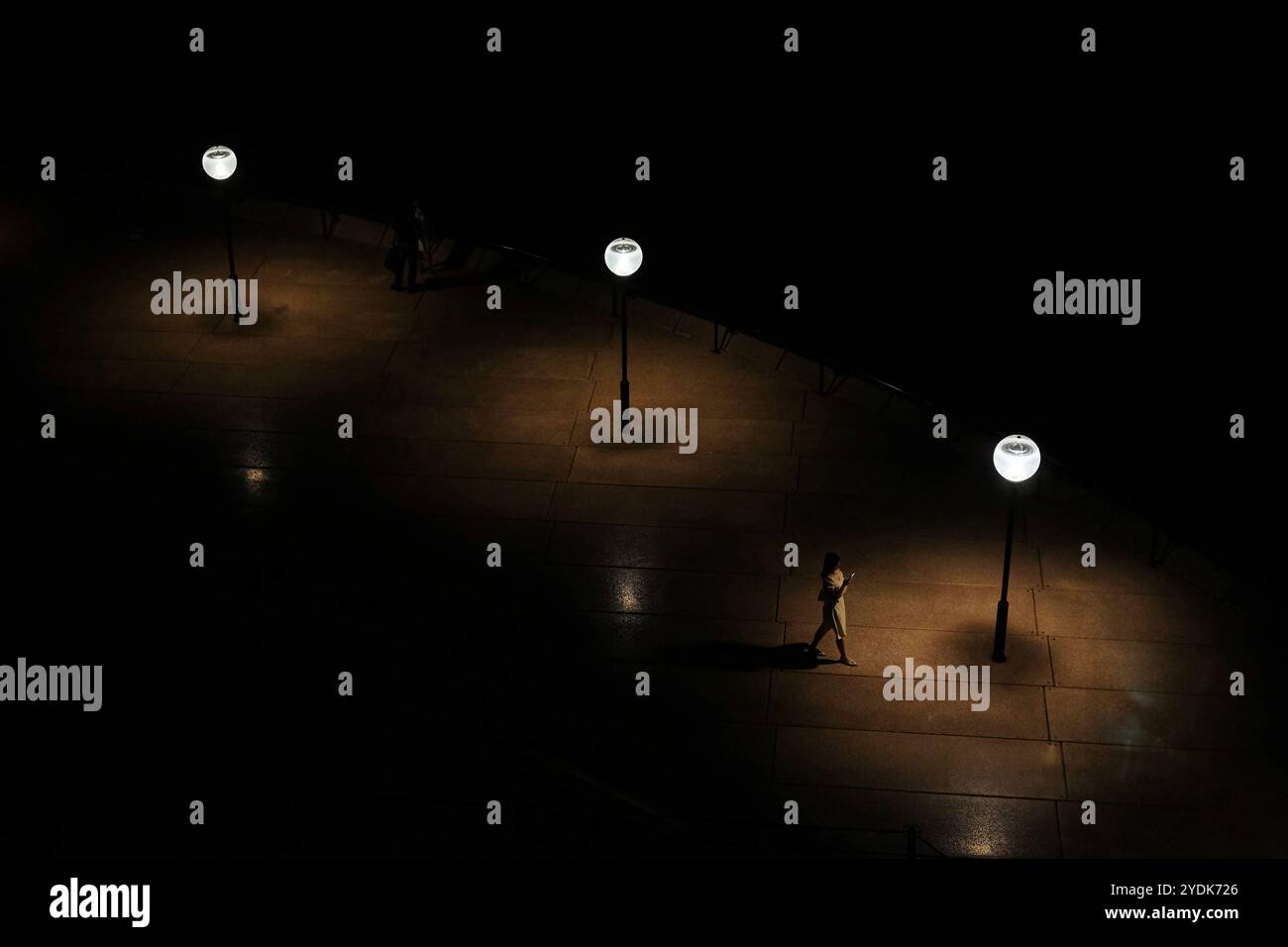 La passeggiata a nord della Sydney Opera House in piscine di luce di notte, vista dall'interno dell'atrio dell'Opera Hall Foto Stock