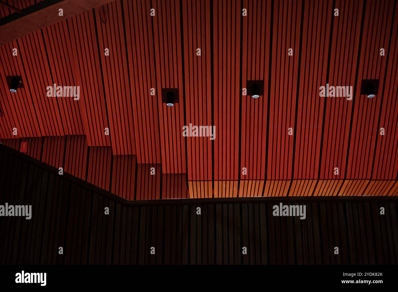 Guardando verso l'alto i moderni dettagli degli interni della metà del secolo del muro settentrionale del foyer timer e del rivestimento del soffitto nella Sydney Opera House Foto Stock