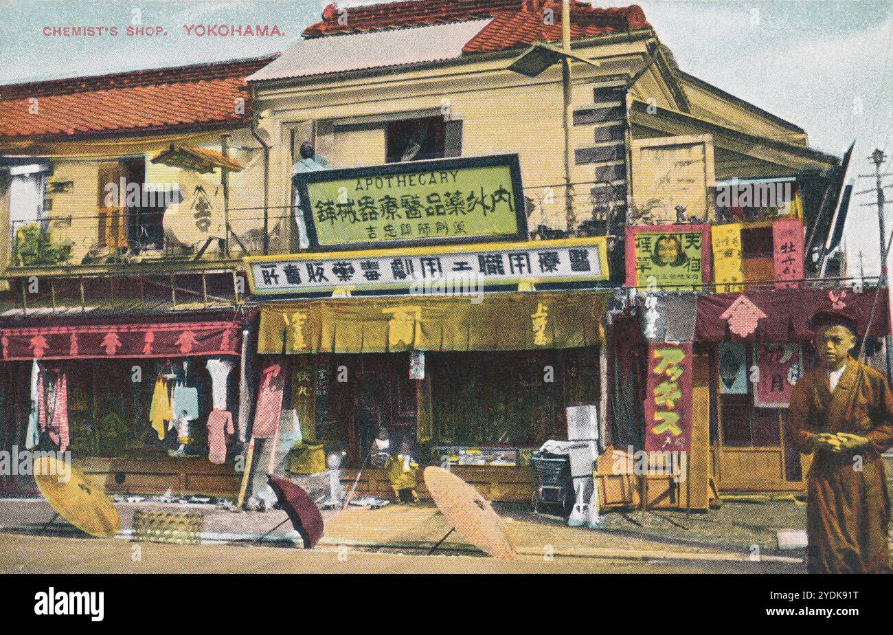 Cartolina d'epoca di un negozio di farmacie a Yokohama, Giappone. Foto Stock