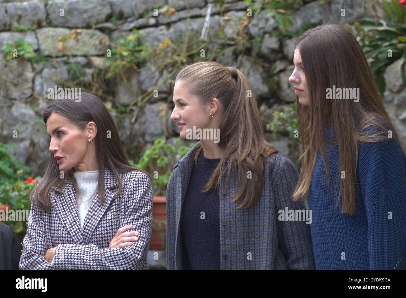 Sotres, Spagna. 27 ottobre 2024. Sotres, i cento residenti di questa città asturiana hanno ricevuto i re insieme alla principessa Leonor e all'infanta SofÃ-a.. Lì hanno imparato i loro costumi e le loro tradizioni. (Credit Image: © Mercedes Menendez/Pacific Press via ZUMA Press Wire) SOLO PER USO EDITORIALE! Non per USO commerciale! Foto Stock