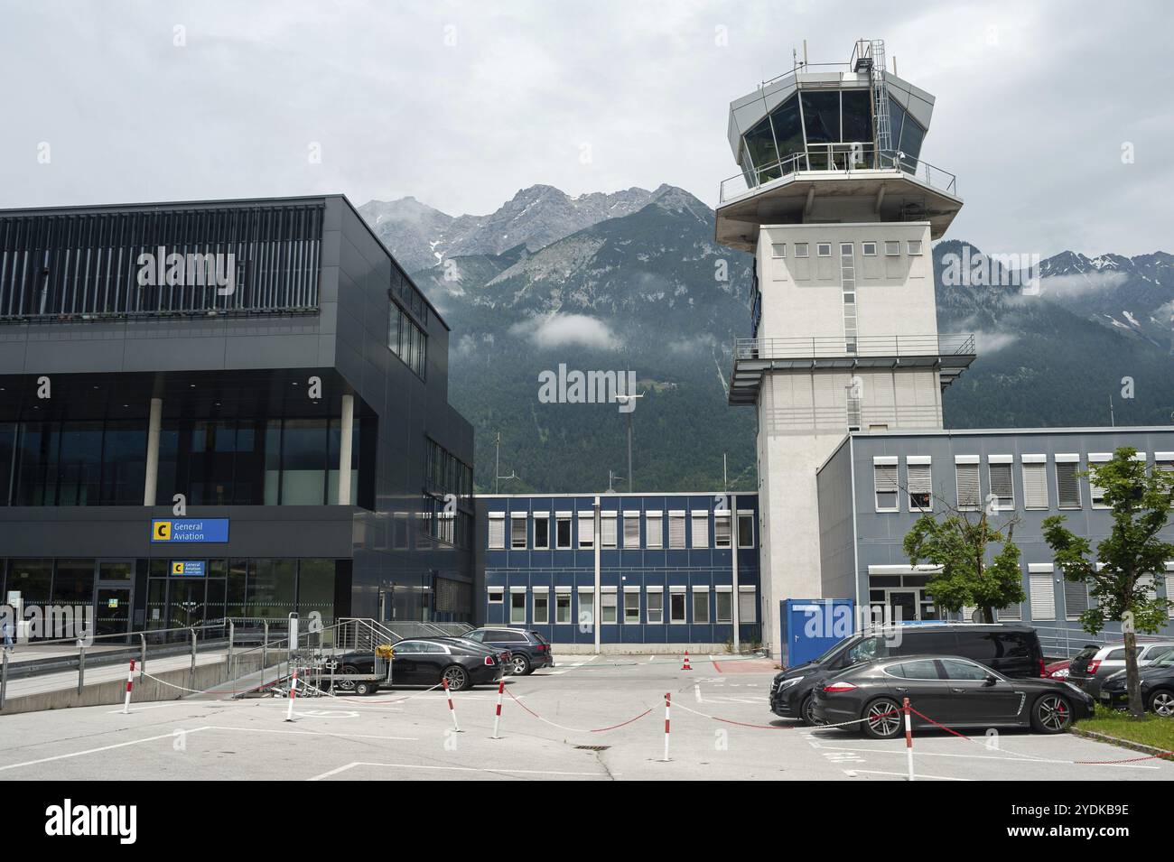 22.06.2019, Innsbruck, Tirolo, Austria, Europa, vista esterna dell'aeroporto di Innsbruck con la torre e la sala partenze e arrivi, Europa Foto Stock