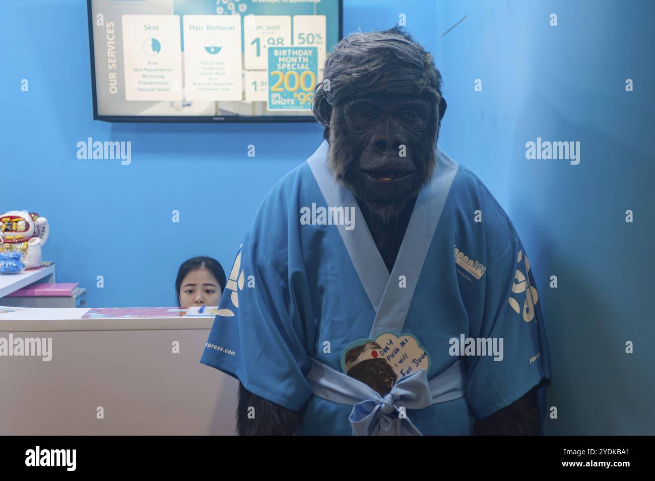 12.01.2019, Singapore, Repubblica di Singapore, Asia, Un manichino gorilla a grandezza naturale vestito con un kimono si erge come figura pubblicitaria di fronte a un Giappone Foto Stock