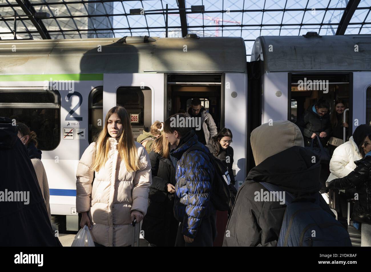 10.03.2022, Berlino, Germania, Europa, i rifugiati di guerra dall'Ucraina scendono da un treno da Varsavia al loro arrivo alla stazione centrale di Berlino dopo essere fuggiti Foto Stock