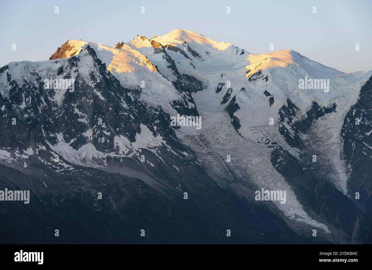 Atmosfera mattutina, paesaggio montano all'alba, vetta ghiacciata del Monte bianco alla luce del mattino, massiccio del Monte bianco, Chamonix-Mont-Blanc Foto Stock