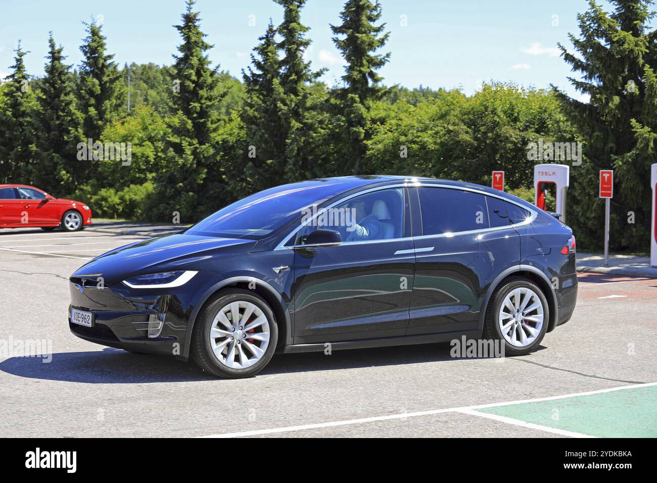 PAIMIO, FINLANDIA, 14 LUGLIO 2017: Il veicolo elettrico Tesla Model X lascia la stazione Supercharger di Tesla. La Model X è un SUV crossover elettrico di lusso Foto Stock