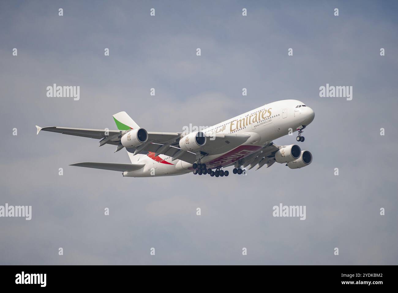 26.07.2023, Singapore, Repubblica di Singapore, Asia, Un aeromobile passeggeri della compagnia aerea araba Emirates Airline del tipo Airbus A380-800 con il Foto Stock