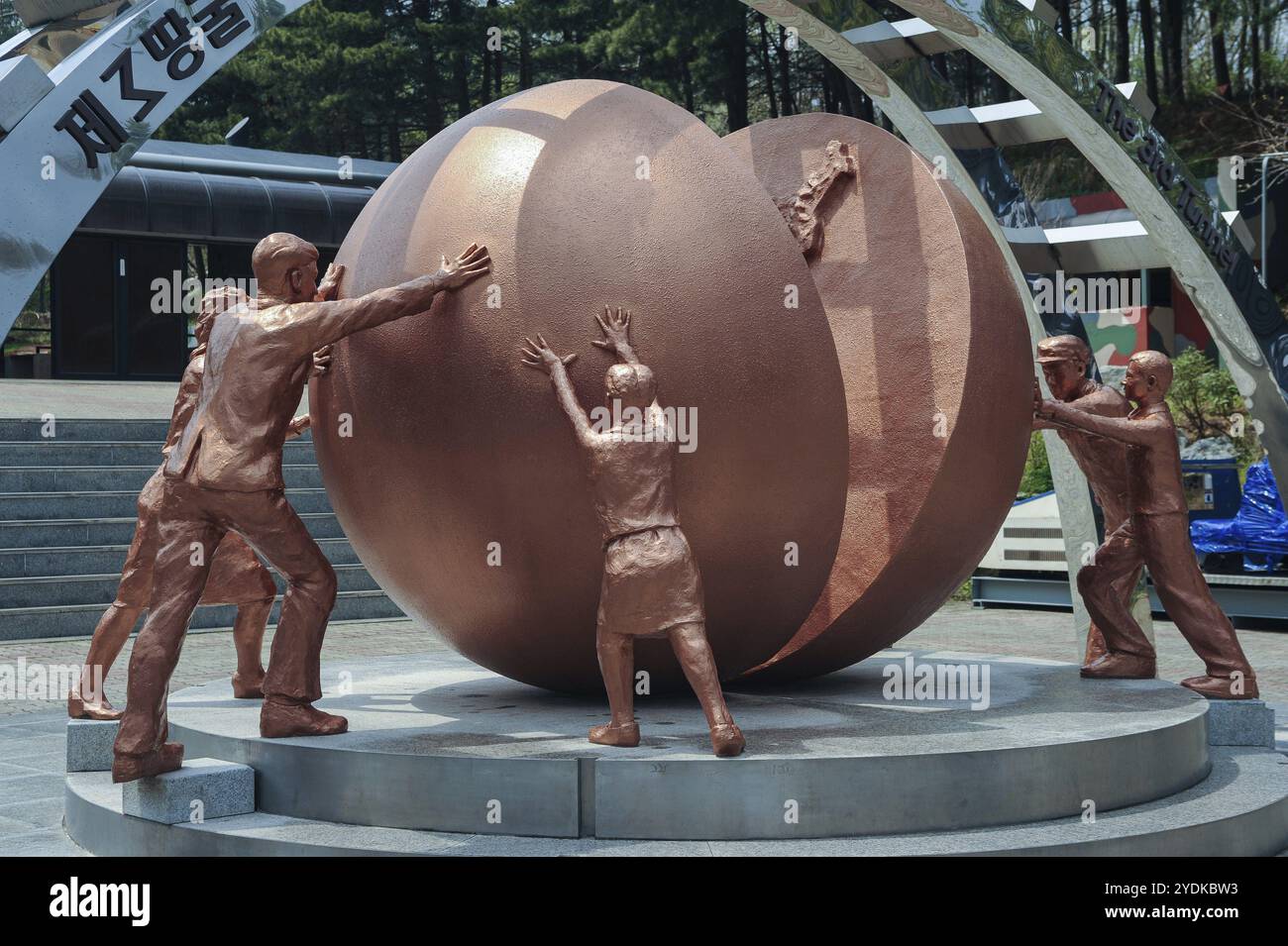02.05.2013, Panmunjom, Gyeonggi, Corea, Asia, scultura dell'unificazione al terzo Tunnel d'assalto all'interno della zona demilitarizzata (DMZ) vicino al primo Foto Stock