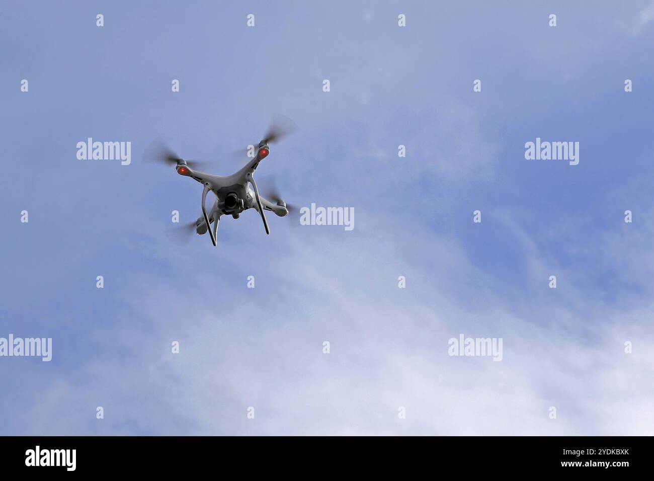 LAUKAA, FINLANDIA, 19 MAGGIO 2017: DJI Phantom quadrocopter drone contro il cielo a Laukaa, Finlandia durante la mostra Scania Foto Stock