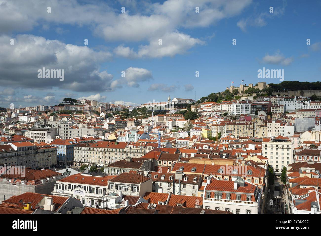 11.06.2018, Lisbona, Portogallo, Europa, Vista del centro storico Baixa della capitale portoghese con il Castelo de Sao Jorge sullo sfondo, E. Foto Stock