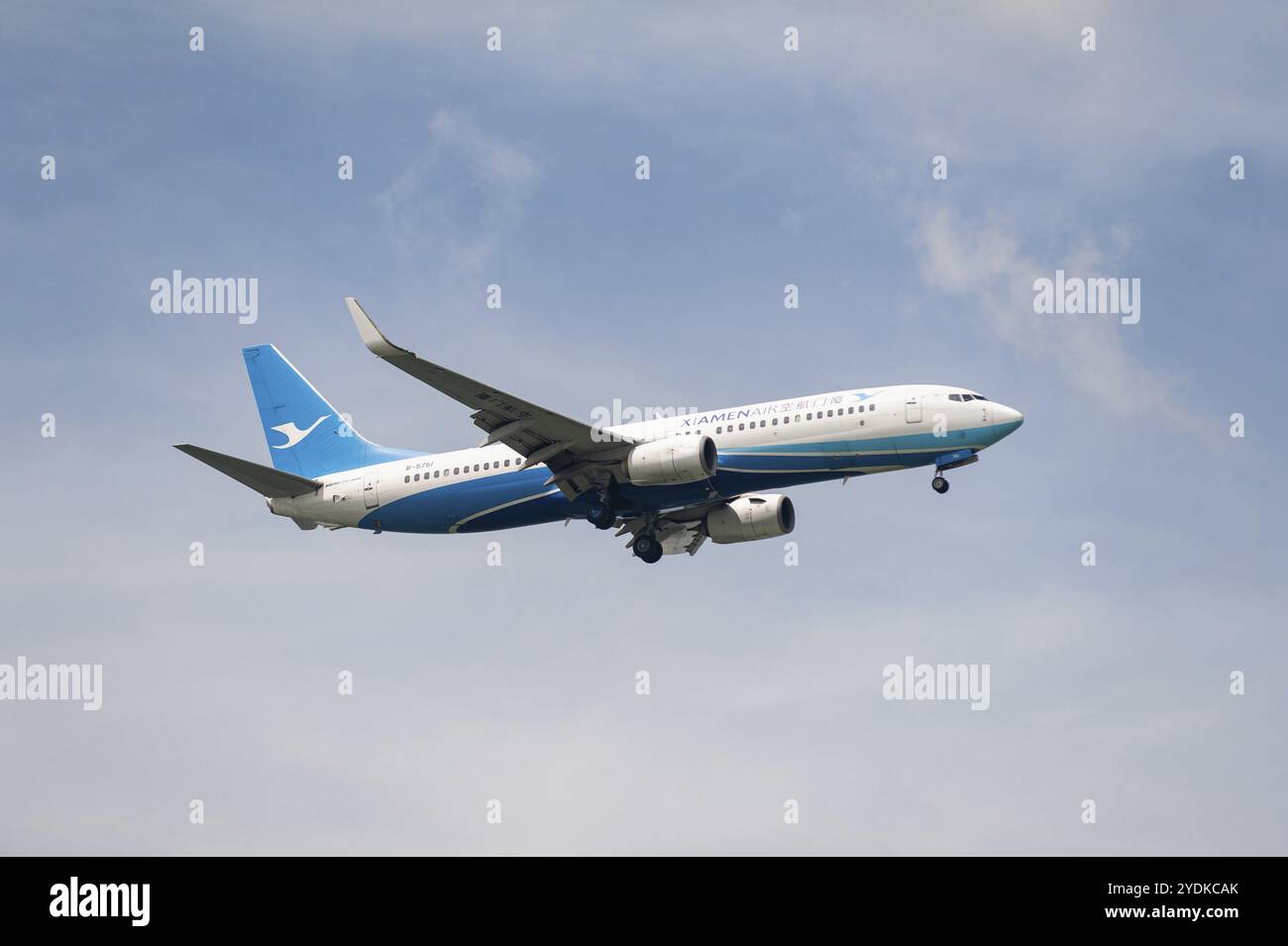 15.07.2023, Singapore, Repubblica di Singapore, Asia, Un aeromobile passeggeri della compagnia aerea cinese Xiamen Air del tipo Boeing 737-800 con il registro Foto Stock