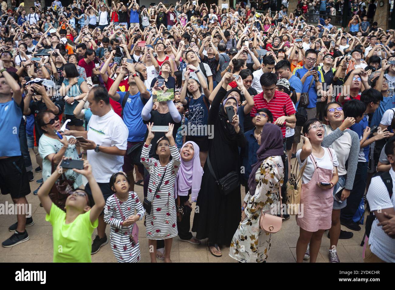 26.12.2019, Singapore, Repubblica di Singapore, Asia, la gente si riunisce all'anfiteatro di Kebun Baru Springs, Ang Mo Kio, per vedere l'ecli solare anulare Foto Stock