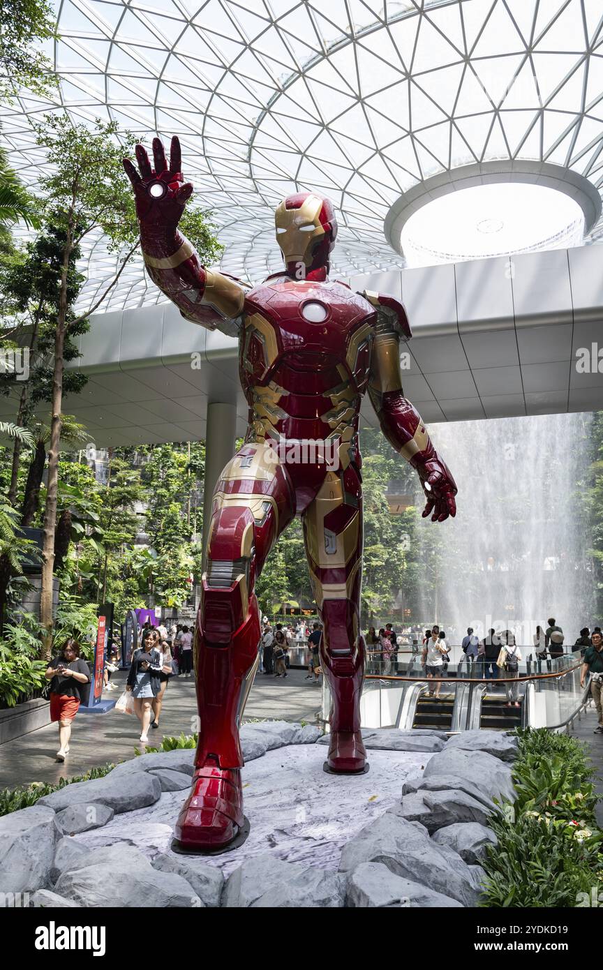 31.07.2023, Singapore, Repubblica di Singapore, Asia, visitatori e viaggiatori aerei nel giardino interno della Valle della Foresta di Shiseido con il vortice della pioggia Foto Stock