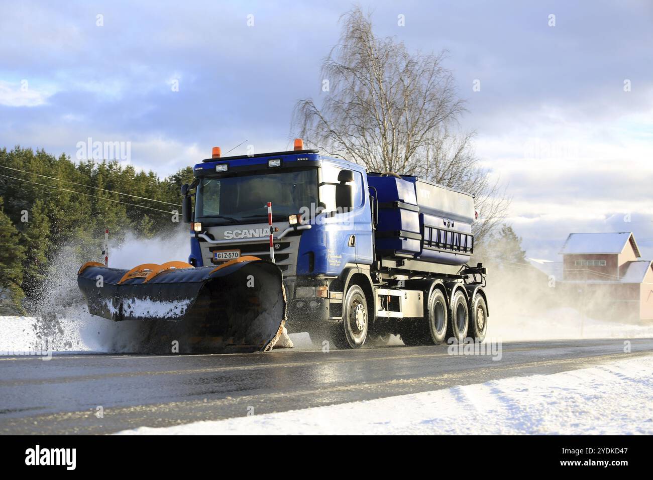 SALO, FINLANDIA, 13 FEBBRAIO 2016: Il camion Scania dotato di spazzaneve svuota un'autostrada dopo le nevicate invernali nel sud della Finlandia. Destia se ne occupa Foto Stock