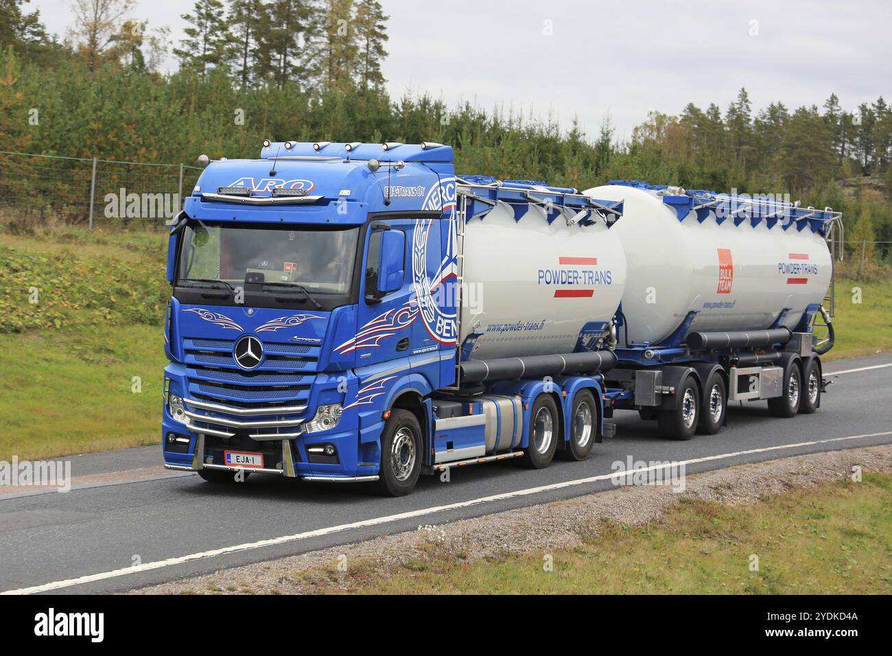 PAIMIO, FINLANDIA, 23 SETTEMBRE 2016: Autocarro armato Mercedes-Benz Actros 2651 per il trasporto alla rinfusa di EJA-Trans Oy si sposta lungo la strada nel sud della Finlandia in A. Foto Stock