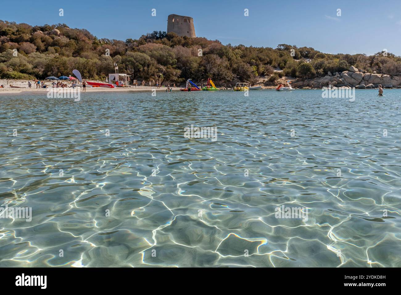 La bellissima spiaggia di sabbia bianca di Cala Pira, Sardegna, Italia Foto Stock
