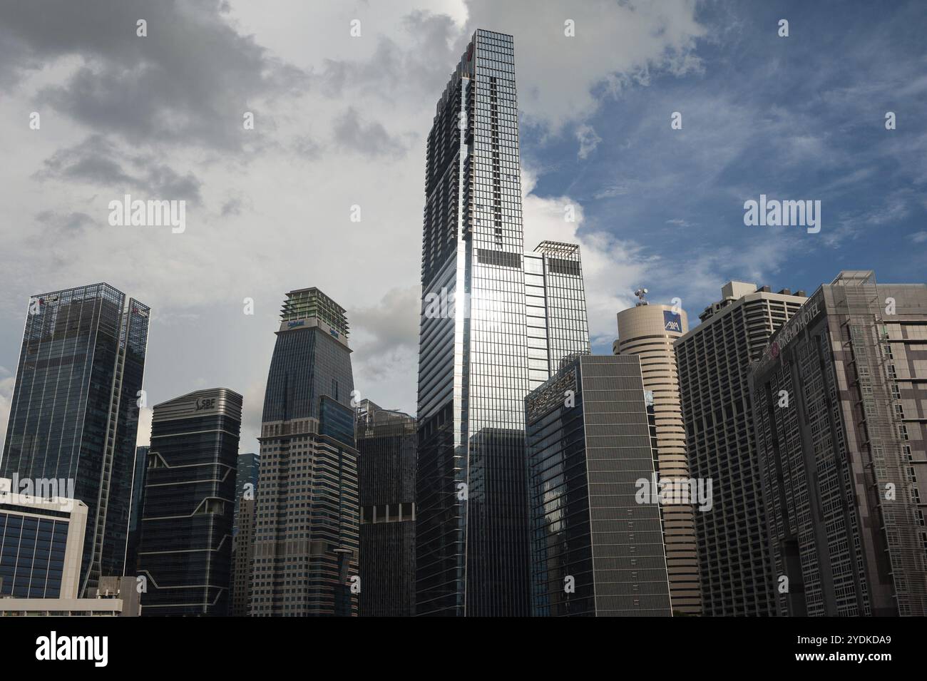 02.12.2020, Singapore, Repubblica di Singapore, Asia, il moderno grattacielo del Tanjong Pagar Centre (Guoco Tower) nel quartiere degli affari del so Foto Stock