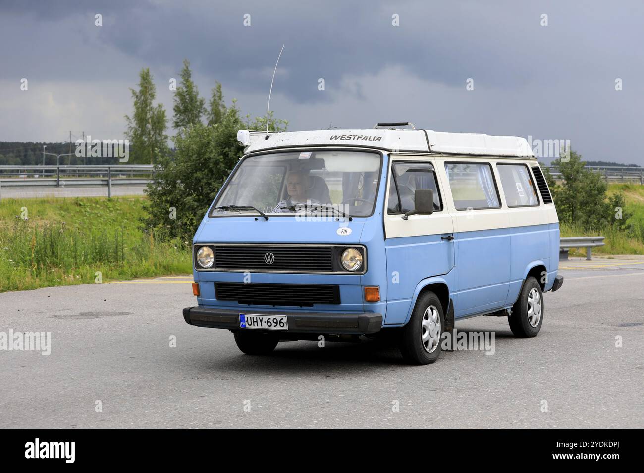 Camper Volkswagen tipo 3 Westfalia blu. La terza generazione di VW Transporter è stata prodotta nel 1979-91 in Germania. Salo, Finlandia. 25 giugno 2021 Foto Stock