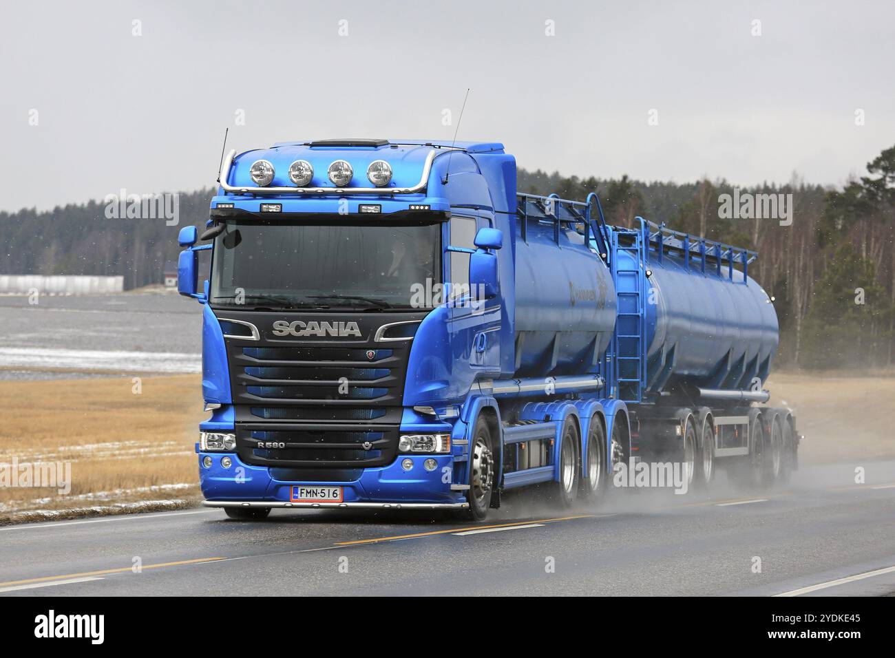 SALO, FINLANDIA, 4 MARZO 2017: Petroliera Blue Scania R580 e il nuovo rimorchio a 5 assali per il trasporto alla rinfusa di Kuljetusliike Markus Hanninen Oy su strada in Foto Stock