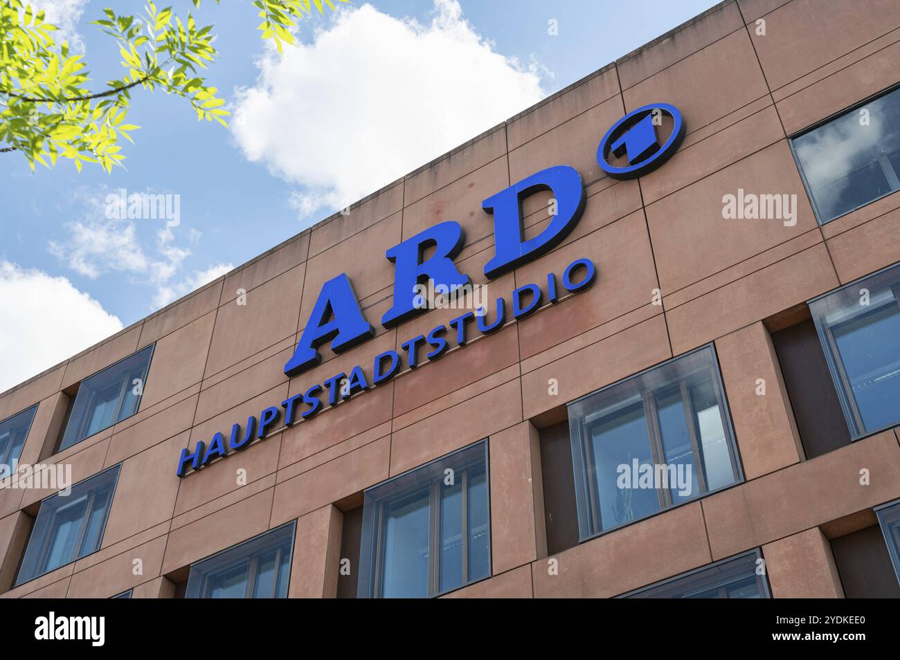 17.05.2024, Berlino, Germania, Europa, Vista esterna dell'edificio con il logo dell'ARD Hauptstadtstudio nel quartiere Mitte di Berlino, Europa Foto Stock