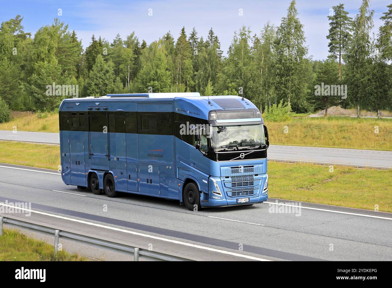 Camion per cavalli Blue Volvo FH per il trasporto di cavalli ad alta velocità in autostrada in un giorno d'estate. Salo, Finlandia. 29 luglio 2022 Foto Stock