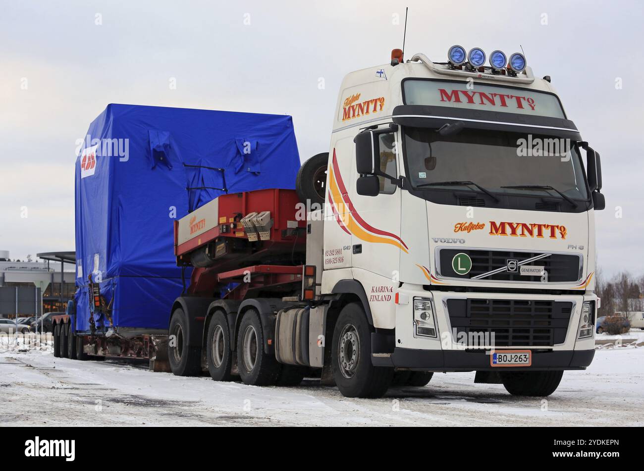 FORSSA, FINLANDIA, 12 NOVEMBRE 2016: Semirimorchio bianco Volvo FH16 di Kuljetus Myntt Oy si prepara a trasportare un oggetto industriale come carico ampio in inverno Foto Stock