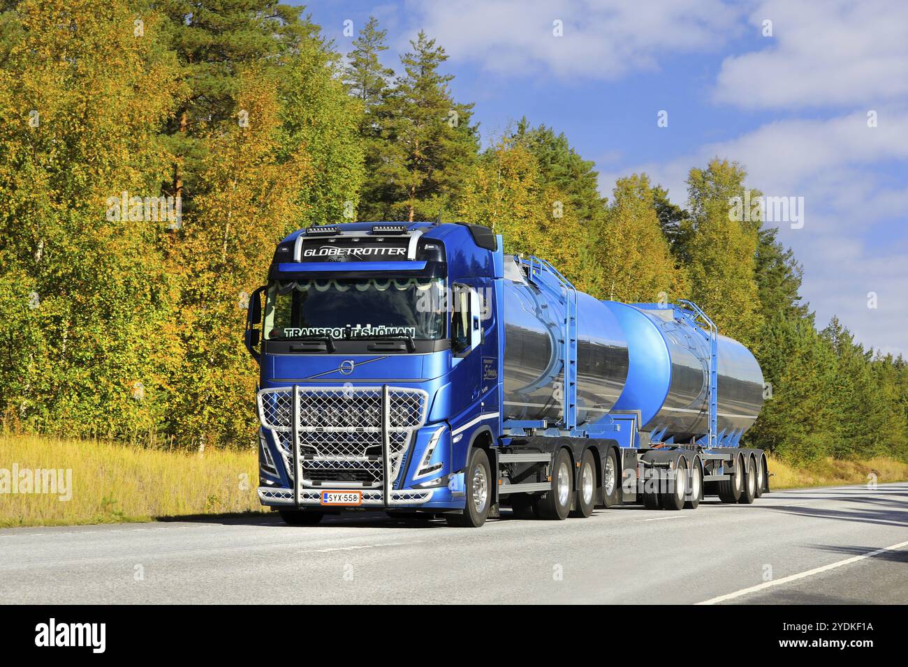 Il nuovo carro armato blu Volvo FH540 di Transport Sjoman Oy Ab trasporta il carico lungo l'autostrada 25 in autunno. Raasepori, Finlandia. 23 settembre 2022 Foto Stock