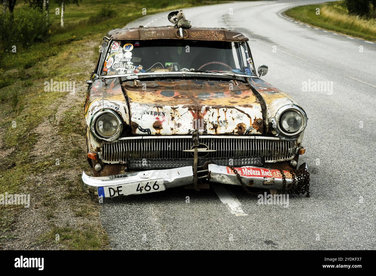 Oldtimer sul ciglio della strada, Opel Kapitaen dal 1960, pronto per essere rottamato ma in condizioni di guida, il cosiddetto Raggarbil svedese, Arvika, Vaermland, Svezia, Foto Stock