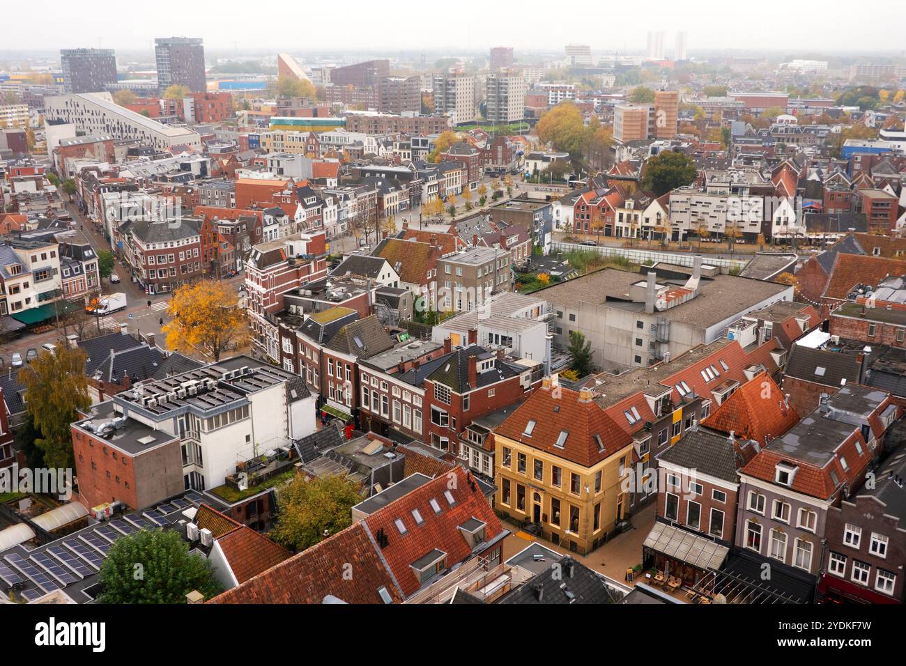 Vista aerea della città olandese di Groninga: Case e strade, edifici più vecchi in primo piano, nuova costruzione sullo sfondo Foto Stock