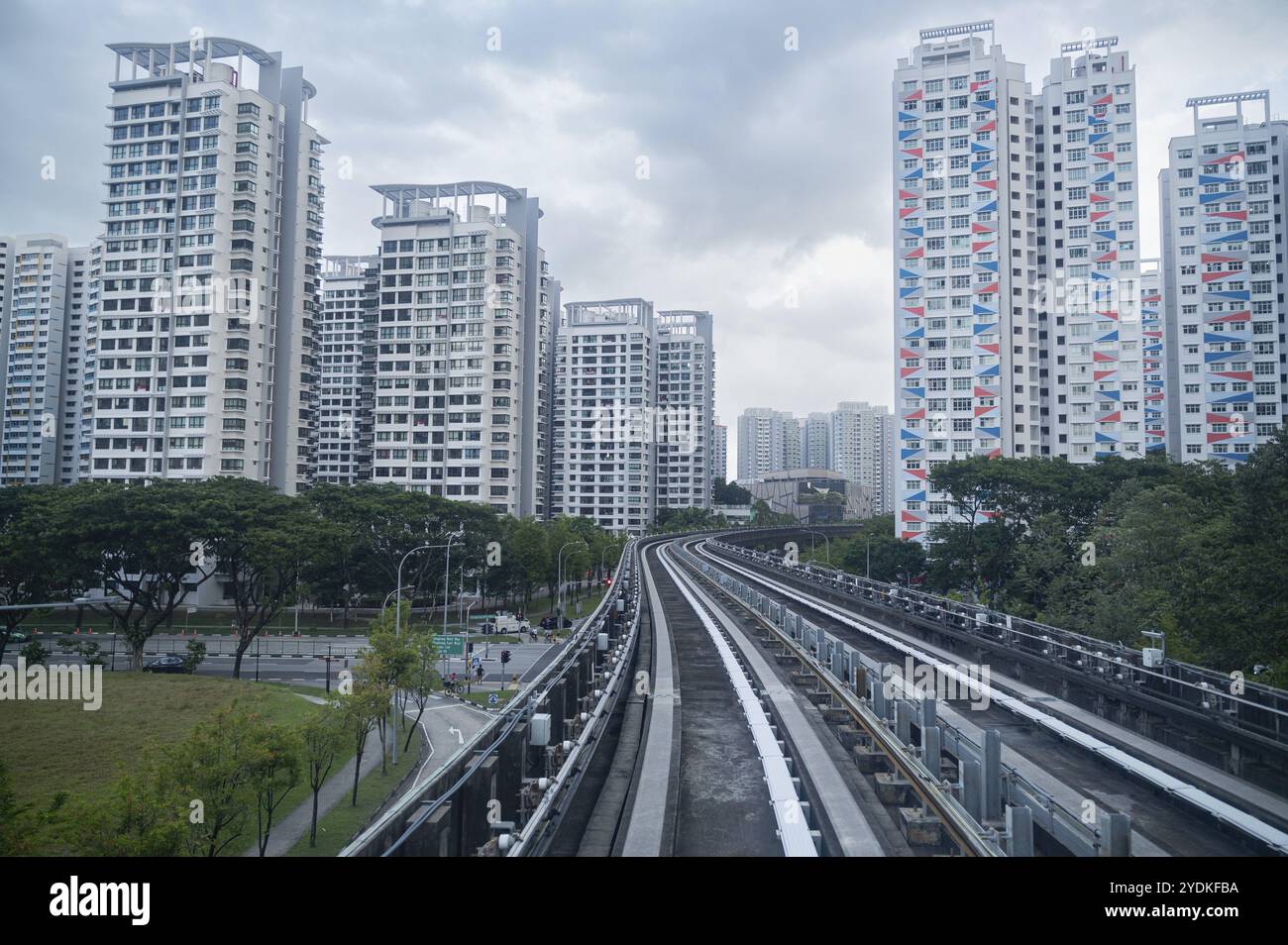 30.07.2023, Singapore, Repubblica di Singapore, Asia, Vista da un treno navetta completamente automatizzato della linea LRT Sengkang sul tipico HDB (alloggi e D Foto Stock