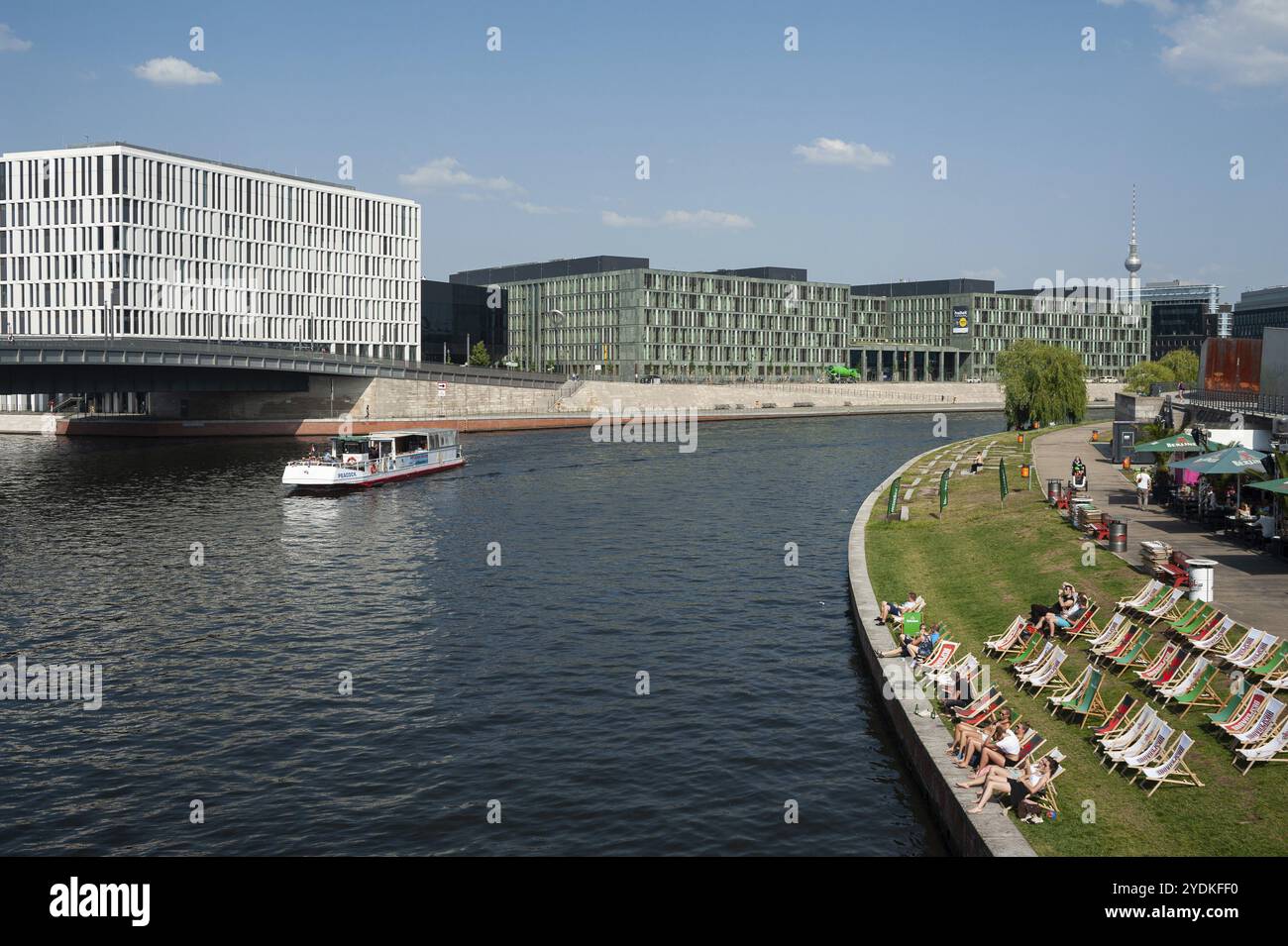 12.06.2019, Berlino, Germania, Europa, bar sulla spiaggia Capital Beach a Ludwig-Erhard-Ufer lungo la Sprea nel quartiere governativo di Mitte. La televisione Foto Stock