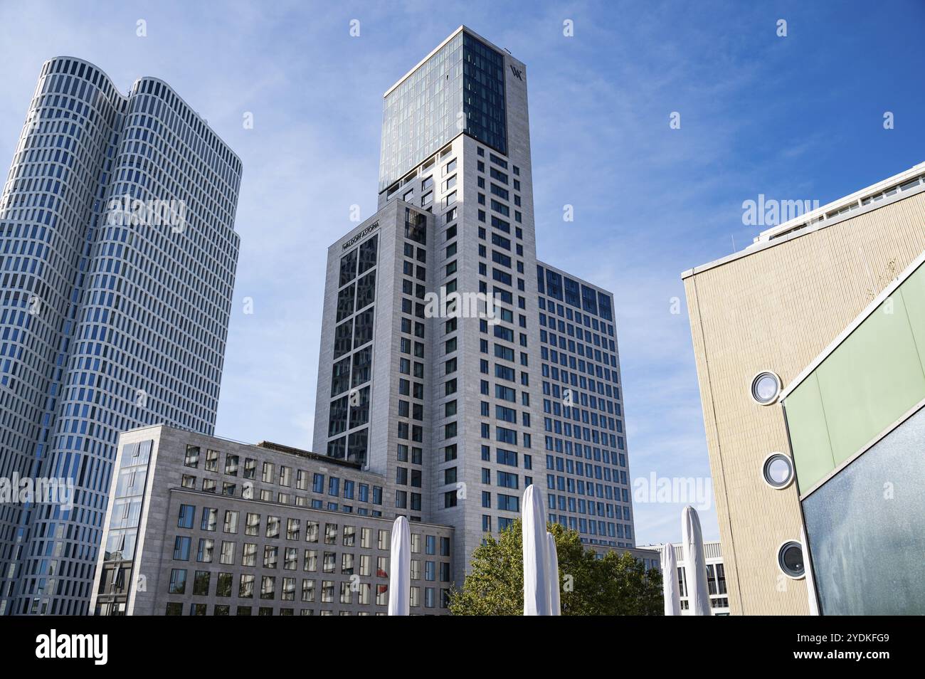 18.10.2023, Berlino, Germania, Europa, veduta dei grattacieli dello Zoofenster con il Waldorf Astoria Hotel (a destra) e il Berlin-Upper West buildi Foto Stock