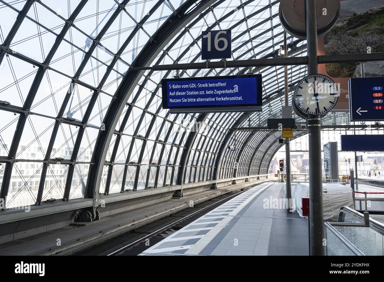 07.03.2024, Berlino, Germania, Europa, una stazione centrale di Berlino quasi deserta con piattaforme deserte durante un altro sciopero dei macchinisti Foto Stock