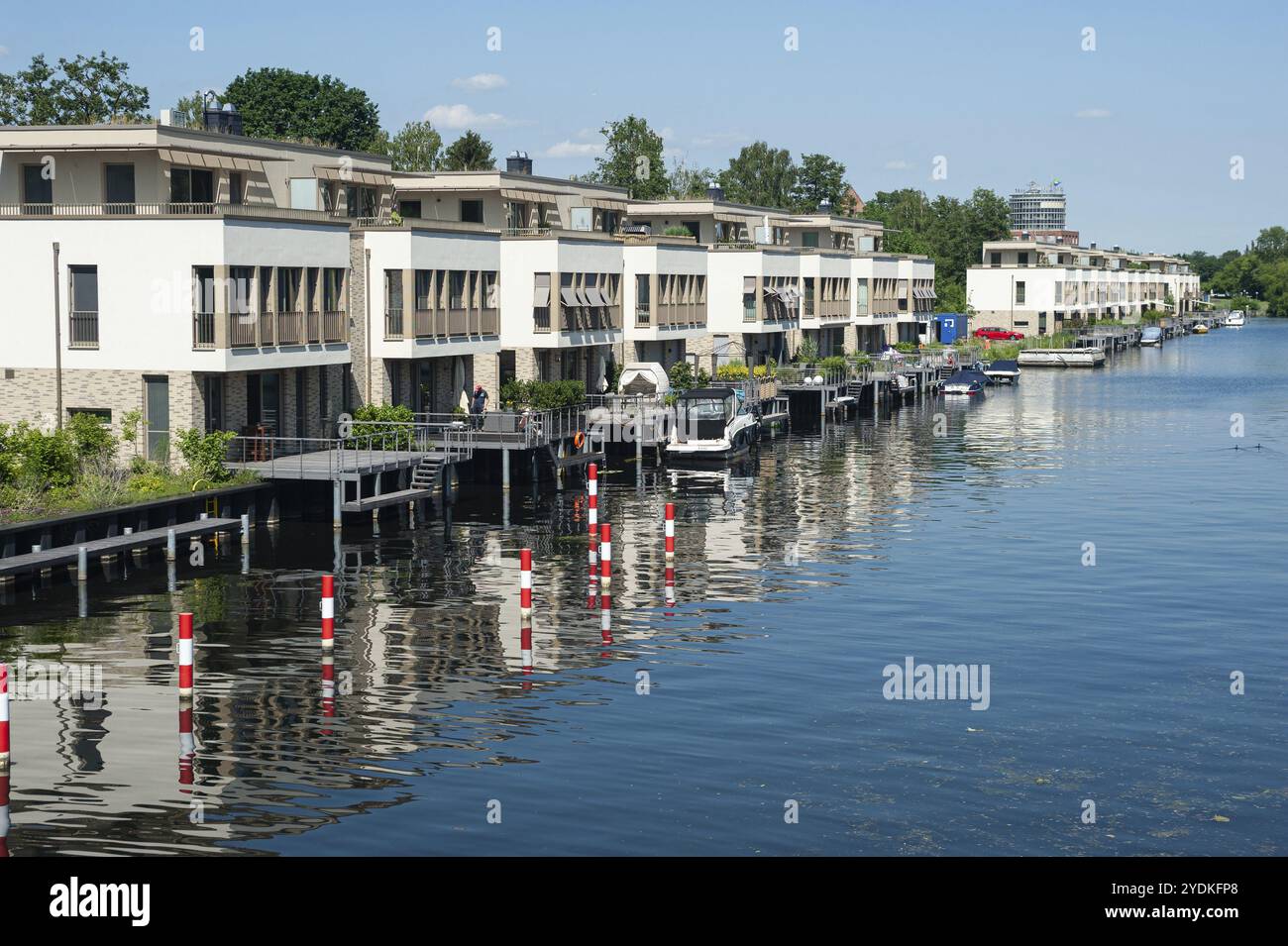 13.06.2019, Berlino, Germania, Europa, esclusivi appartamenti di lusso sulle rive del porto di Tegeler Fliess e Tegel sull'isola Humboldt a Tegel, Europa Foto Stock