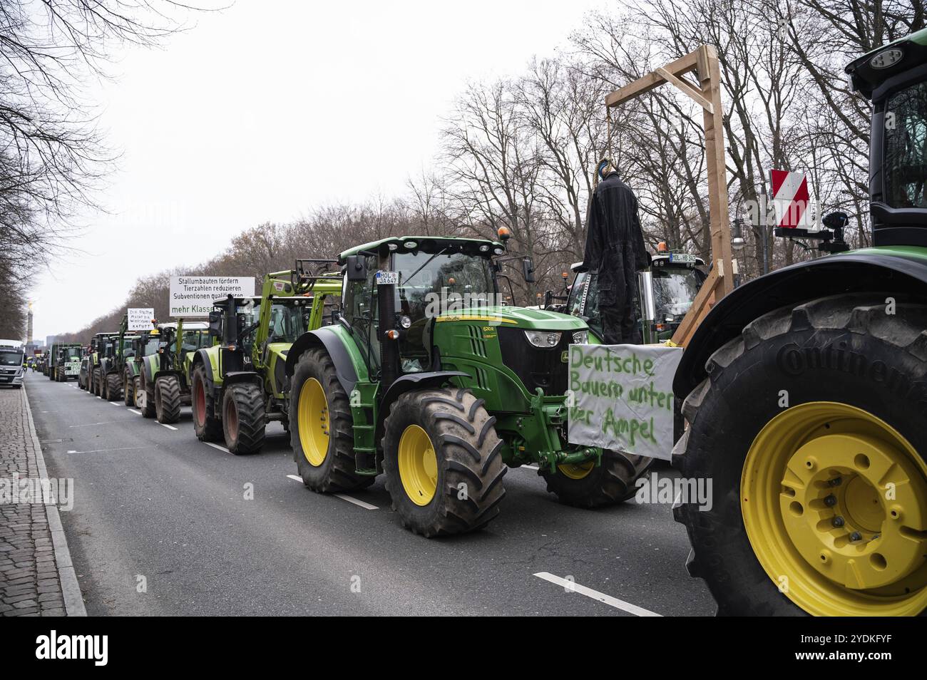 18.12.2023, Berlino, Germania, Europa, diverse migliaia di agricoltori manifestano con i loro trattori di fronte al Brandeburgo Tor Tor nella capitale Foto Stock