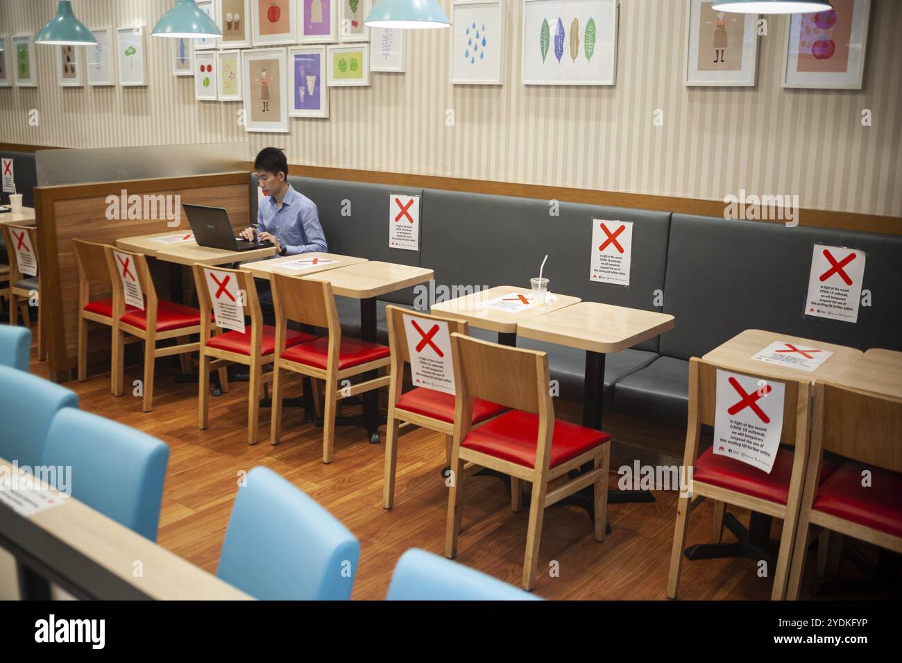 02.04.2020, Singapore, Repubblica di Singapore, Asia, sono state introdotte misure di distanziamento sicuro nella vita pubblica per limitare la diffusione del coronaviru Foto Stock