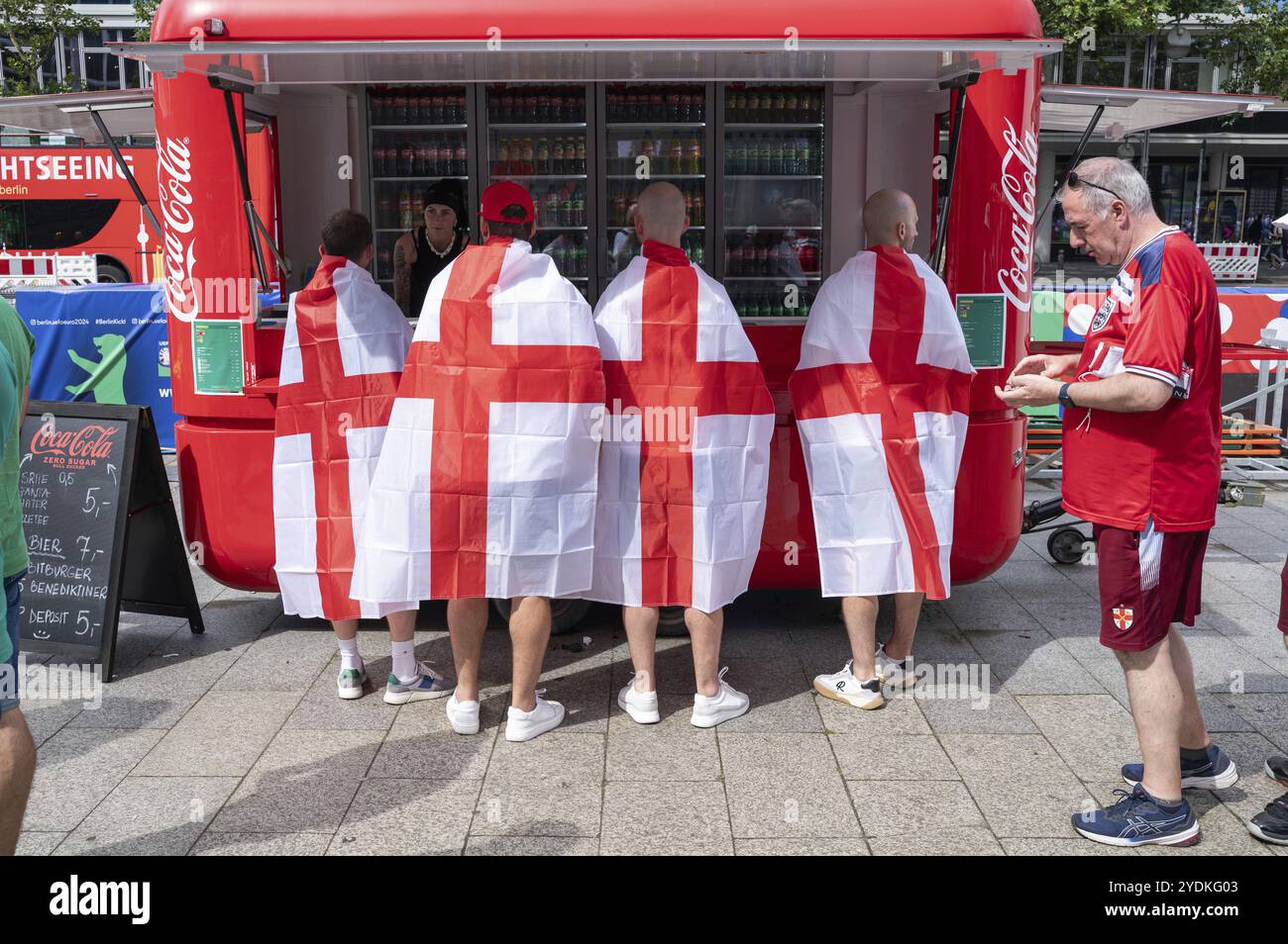 14.07.2024, Berlino, Germania, Europa, i tifosi della nazionale inglese di calcio con la bandiera nazionale inglese drappeggiata intorno a loro si riuniscono su Breitsc Foto Stock