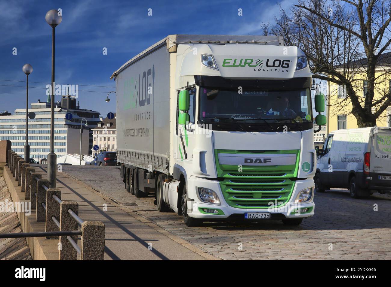 Il semirimorchio DAF XF verde e bianco di Euro-Log Logistics dall'Ungheria esce dal porto di Helsinki, in Finlandia, in una splendida giornata di primavera. 7 aprile 2020 Foto Stock