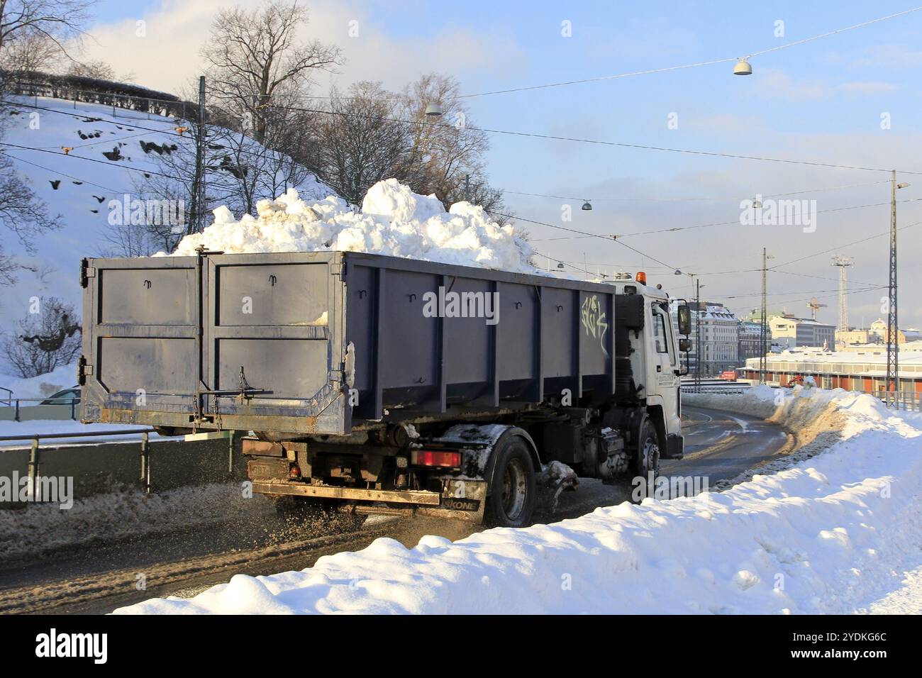 Helsinki, Finlandia, 31 gennaio 2019: Il dumper porta via la neve sgombra dalle strade verso un sito di scarico della neve in città, in Europa Foto Stock