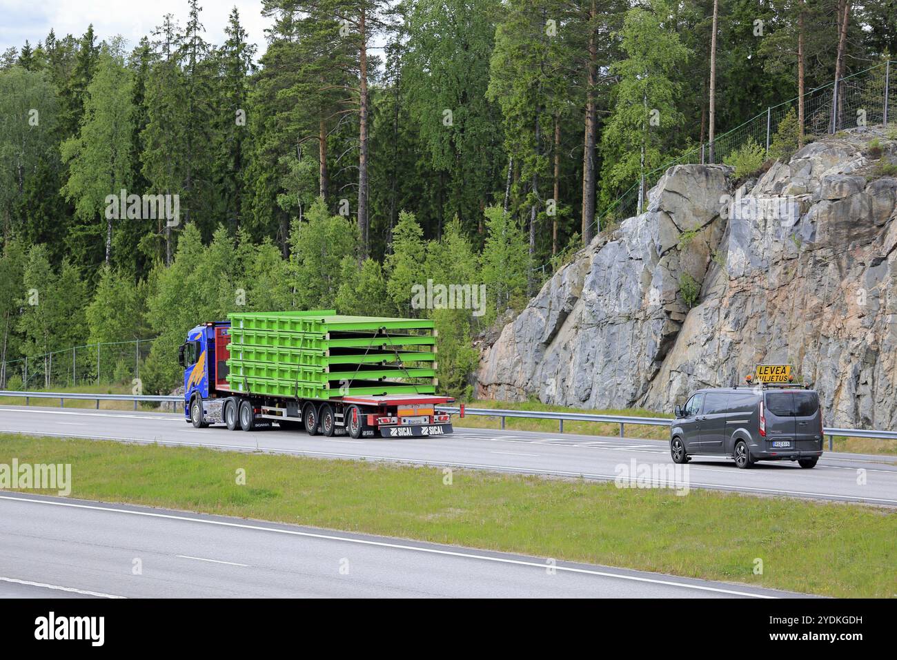 Carico Oversize trasporto di oggetti industriali da Scania R500 semi rimorchio di Nurminen seguita da escort auto sulla superstrada in estate a Paimio, Finla Foto Stock