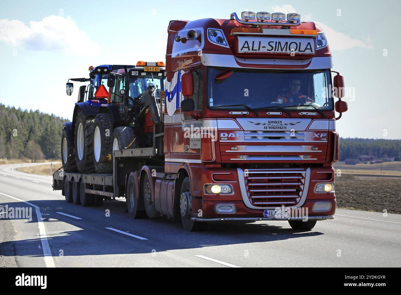 SALO, FINLANDIA, 21 APRILE 2017: Il semiveicolo DAF XF di Ali-Simola trasporta due trattori agricoli su un rimorchio a collo d'oca in primavera Foto Stock