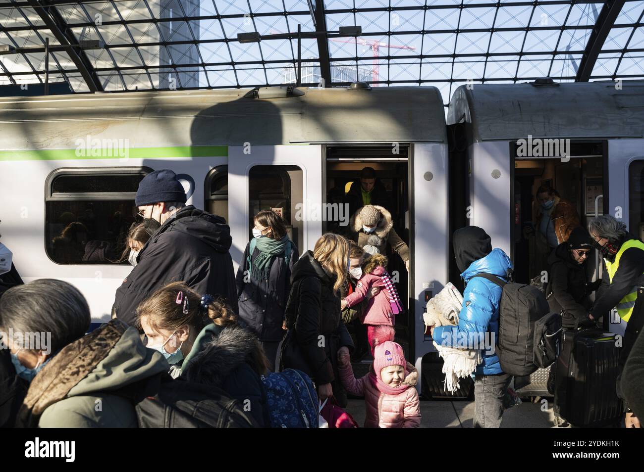 10.03.2022, Berlino, Germania, Europa, i rifugiati di guerra dall'Ucraina scendono da un treno da Varsavia al loro arrivo alla stazione centrale di Berlino dopo essere fuggiti Foto Stock