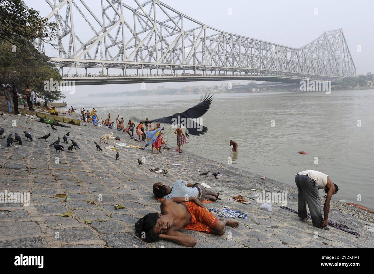 01.12.2011, Kolkata (Calcutta), Bengala occidentale, India, Asia, persone sulle rive del fiume Hugli con il ponte Howrah sullo sfondo, che conne Foto Stock