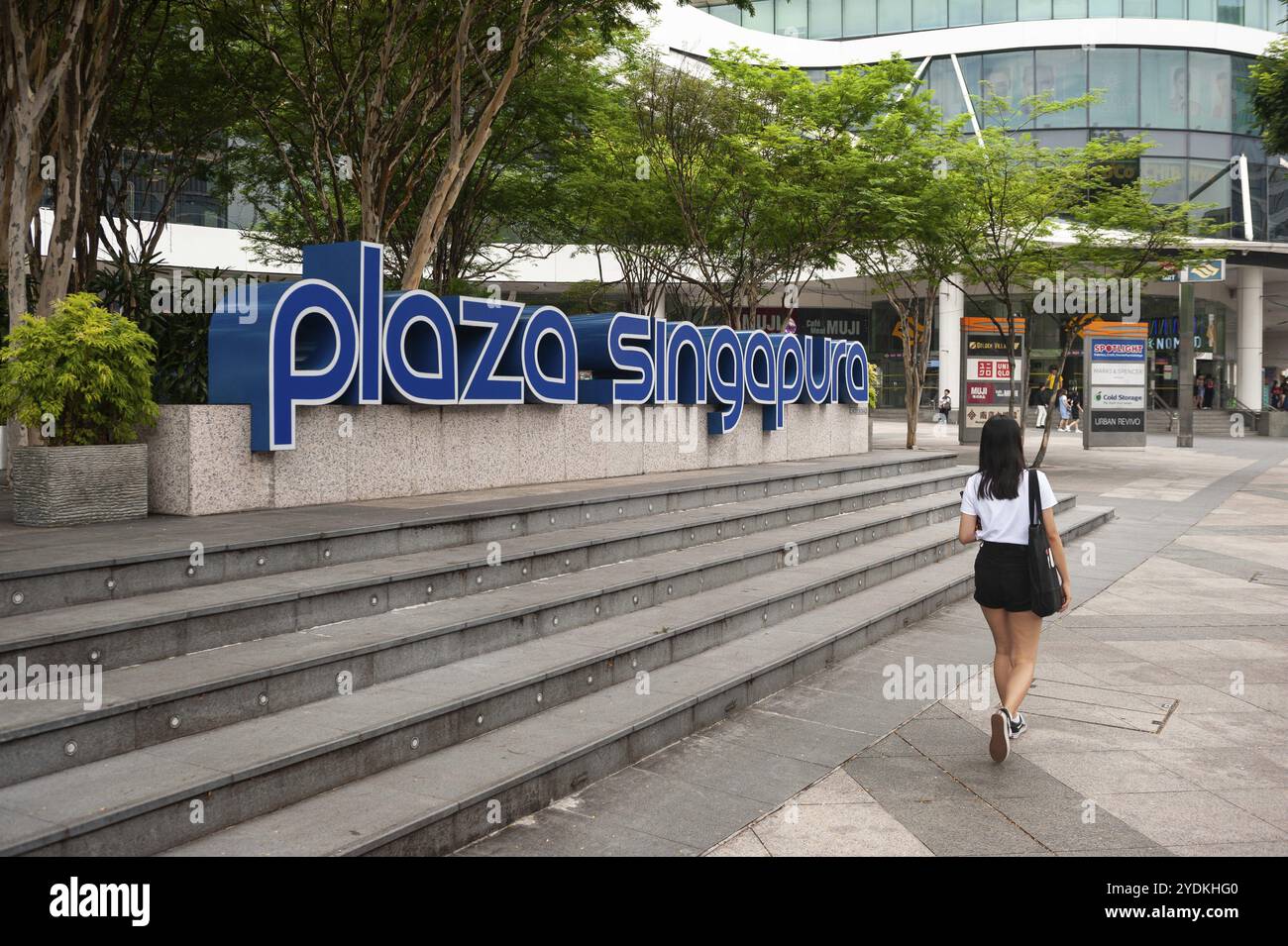 06.03.2020, Singapore, Repubblica di Singapore, Asia, Una donna cammina davanti al cartello del centro commerciale Plaza Singapura, Asia Foto Stock