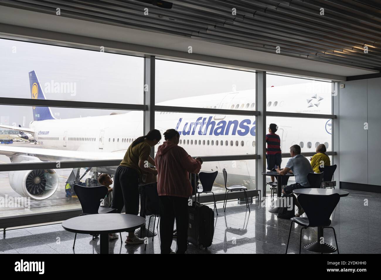 04.08.2023, Francoforte, Assia, Germania, Europa, un jet Lufthansa Boeing 747-8 Jumbo per passeggeri parcheggia al cancello del Terminal 1 dell'aeroporto di Francoforte Foto Stock