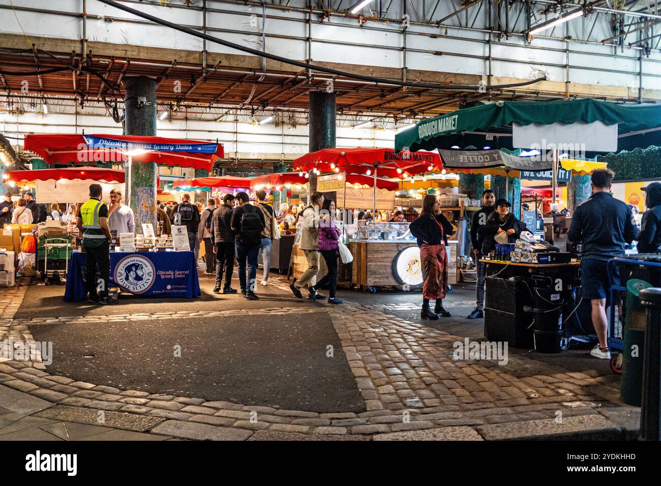 Bancarelle alimentari e persone nel Borough Market, mercato all'ingrosso e al dettaglio a Southwark, Londra, Inghilterra, Regno Unito Foto Stock