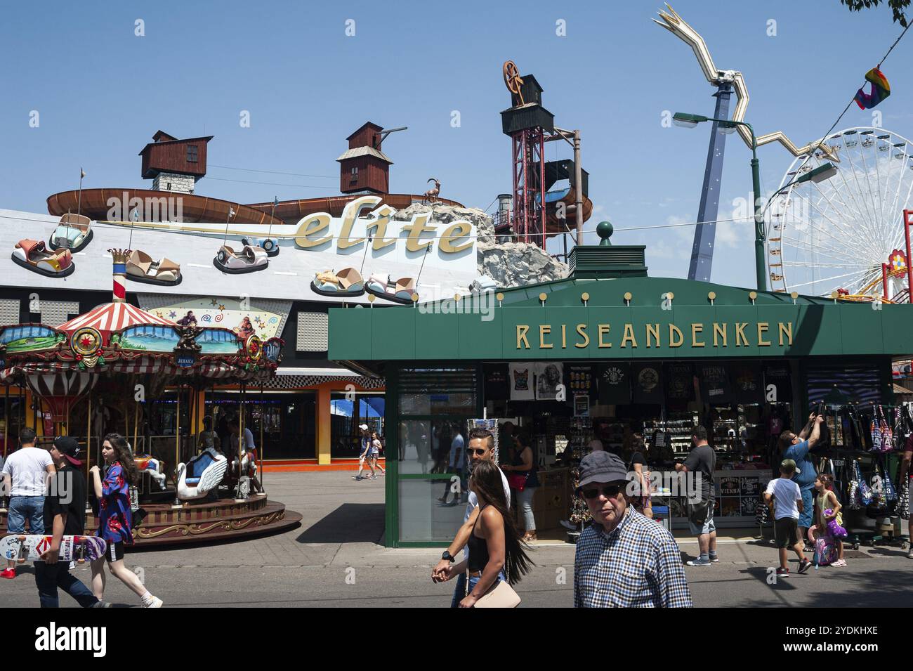 16.06.2019, Vienna, Austria, Europa, visitatori al Festival del Prater di Vienna. Sullo sfondo è possibile vedere un negozio di souvenir di viaggio, Europa Foto Stock