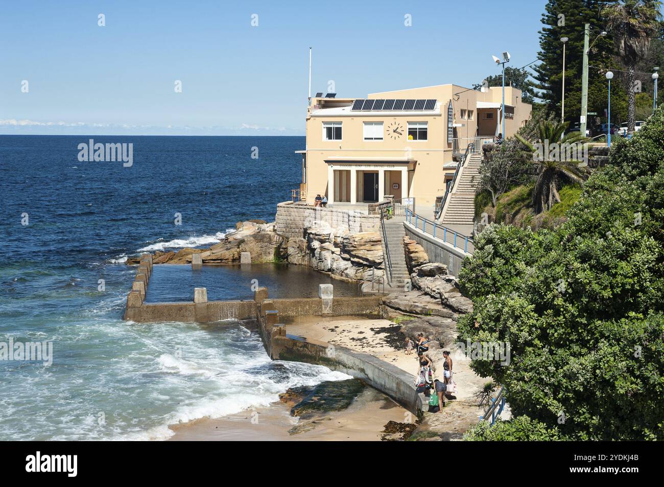 24.09.2019, Sydney, New South Wales, Australia, piscina Ross Jones Memorial sulla spiaggia di Coogee. Accanto si trova l'edificio del Coogee Surf Foto Stock