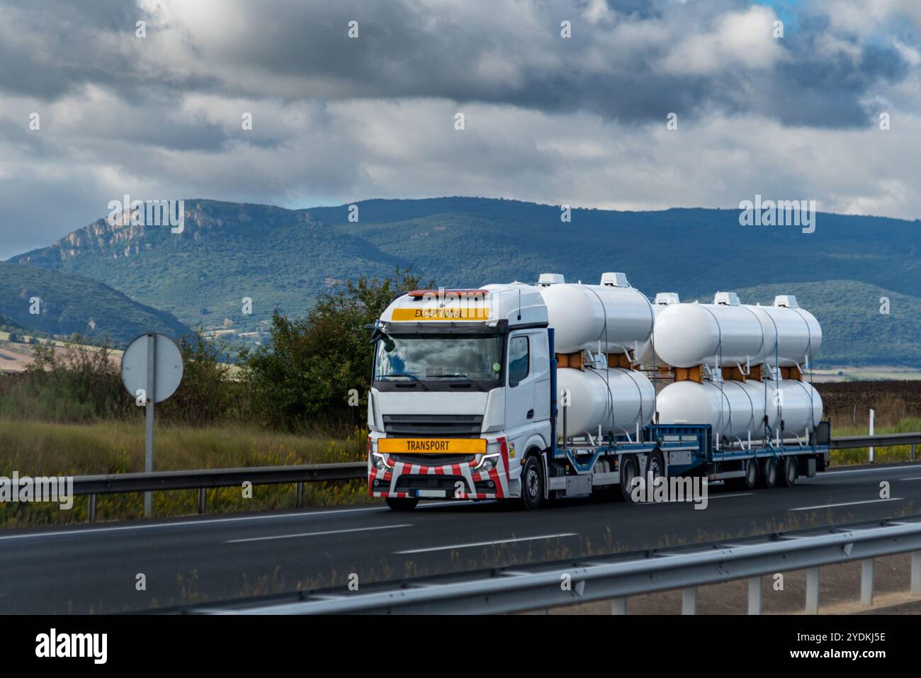 Autocarro speciale caricato con nuovi piccoli serbatoi di gas. Foto Stock